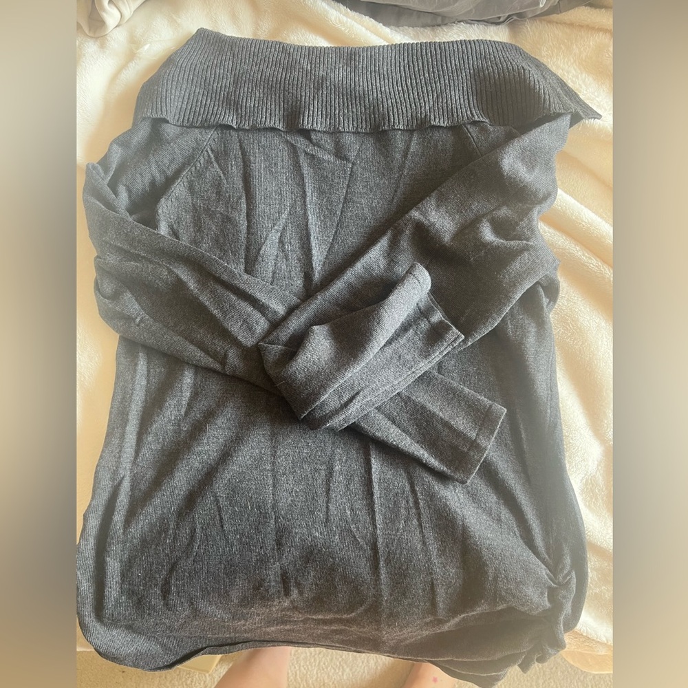 L off-the-shoulder grey knit sweater
